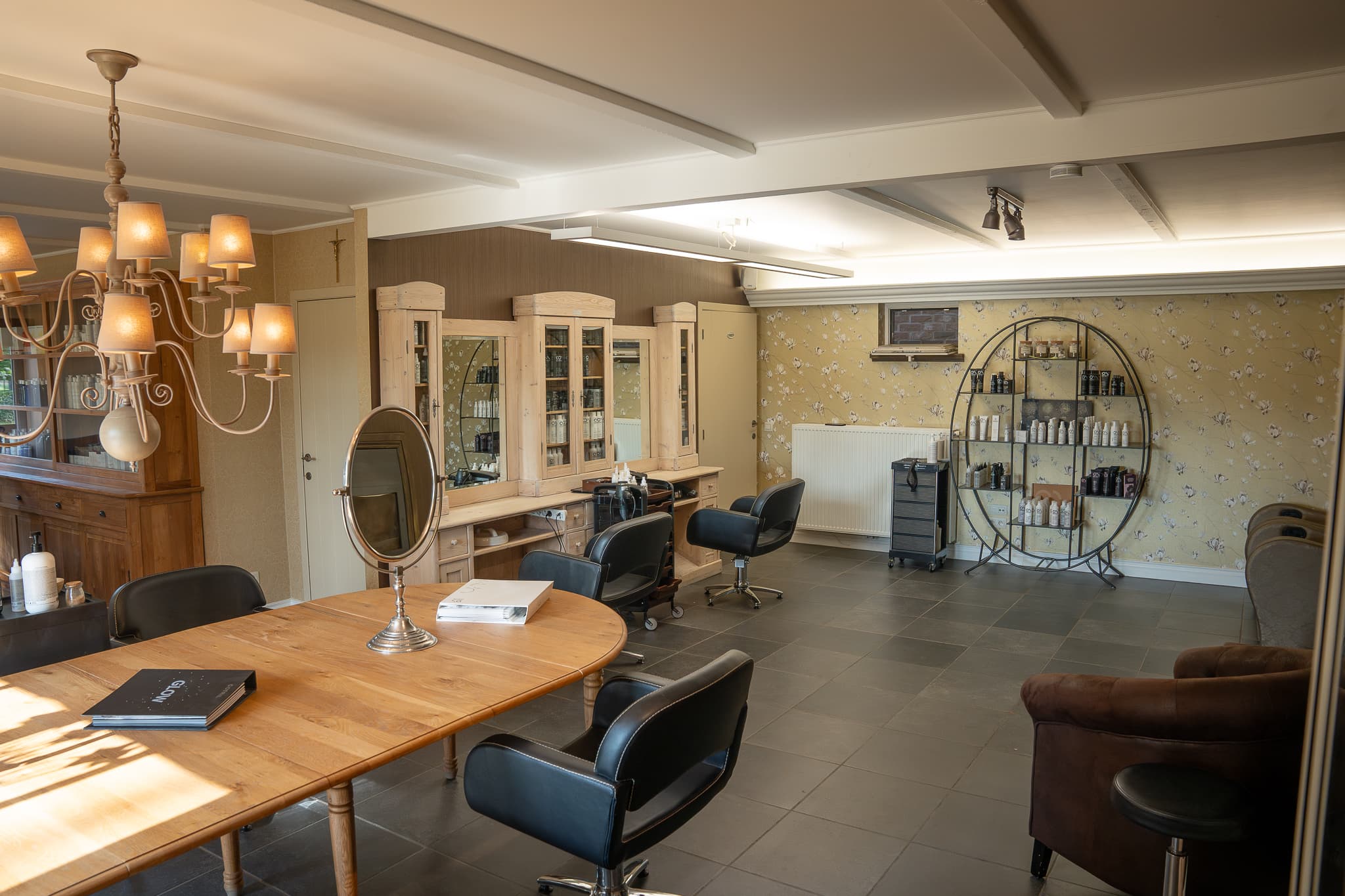 Het kapsalon van Naturel Concept, licht en rustig tussen de velden